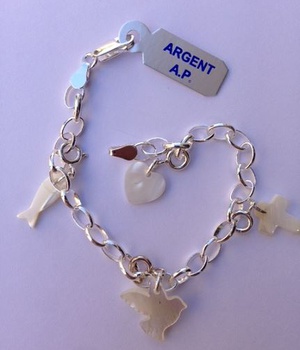 BRACELET ARGENT ET PENDENTIFS NACRE ( CROIX COLOMBE ICHTUS ET COEUR ) NDSP