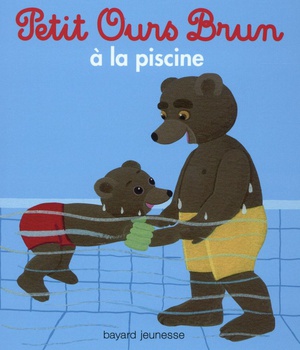 PETIT OURS BRUN A LA PISCINE