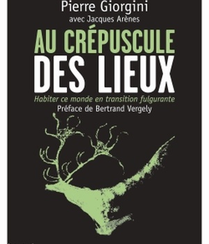 AU CREPUSCULE DES LIEUX