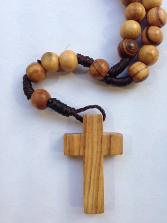 CHAPELET EN OLIVIER GRAINS RONDS 7MM - CORDE MARRON - CROIX SANS CHRIST - LONGUEUR 22CM - NDSP