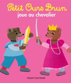 PETIT OURS BRUN JOUE AU CHEVALIER