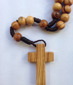 CHAPELET EN OLIVIER GRAINS RONDS 7MM - CORDE MARRON - CROIX SANS CHRIST - LONGUEUR 22CM - NDSP