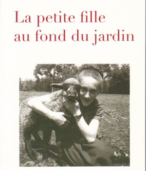 LA PETITE FILLE AU FOND DU JARDIN