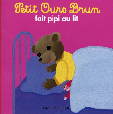 PETIT OURS BRUN FAIT PIPI AU LIT