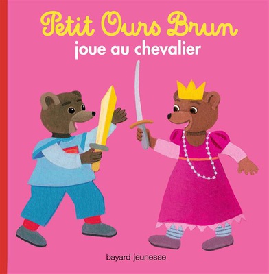 PETIT OURS BRUN JOUE AU CHEVALIER