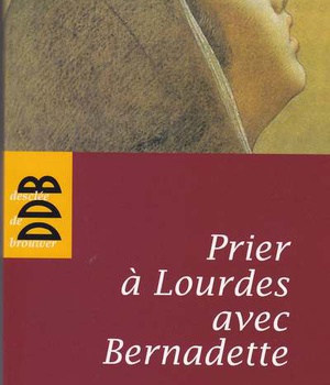 PRIER A LOURDES AVEC BERNADETTE