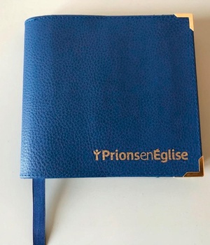 COUVERTURE SIMILI CUIR BLEU FORMAT POCHE - POUR PRIONS EN EGLISE PETIT FORMAT