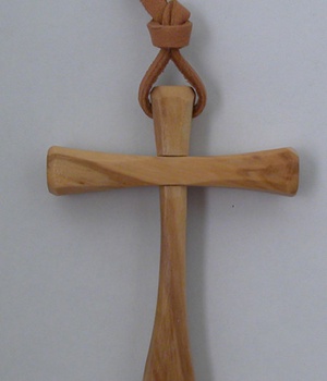 CROIX OLIVIER AUBE NUE AVEC LACET H 9 CM EPAISSEUR 1 CM