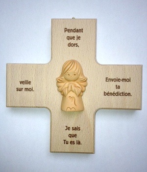 CROIX ENFANT EN BOIS AVEC ANGE NDSP PENDANT QUE JE DORS