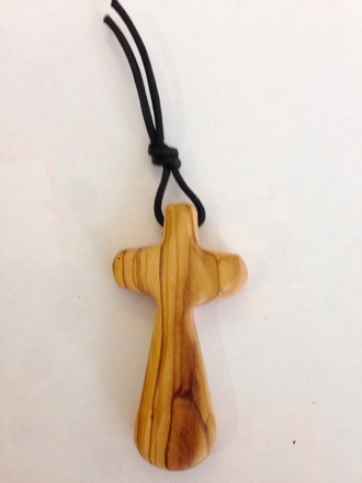 CROIX DU RECONFORT 7.5CM EN BOIS D'OLIVIER ET CORDON CUIR.