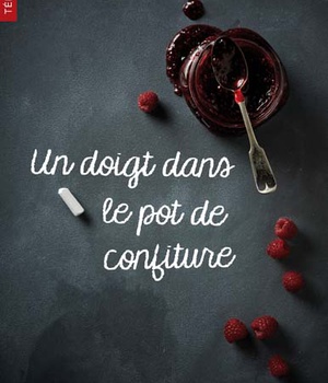 UN DOIGT DANS LE POT DE CONFITURE