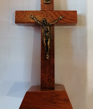CRUCIFIX BOIS MARRON VERNIS CHRIST METAL BRONZE SUR SOCLE H 11 CM