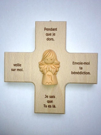 CROIX ENFANT EN BOIS AVEC ANGE NDSP PENDANT QUE JE DORS