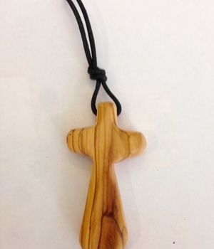 CROIX DU RECONFORT 7.5CM EN BOIS D'OLIVIER ET CORDON CUIR.