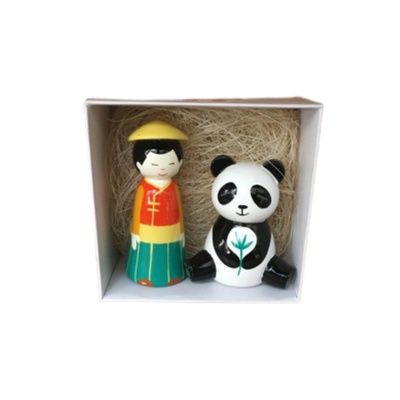 GARCON ASIATIQUE ET PANDA
