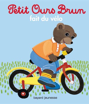 PETIT OURS BRUN FAIT DU VELO